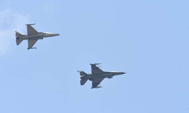 미 공군 F-16 전투기와 필리핀 공군 FA-50 경공격기가 지난 4월 11일 코프 선더 훈련에 참가해 함께 비행을 하고 있다. 미 공군 제공