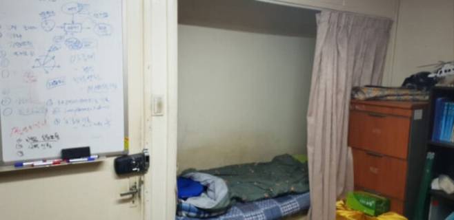 고 윤한덕&nbsp;센터장이&nbsp;생전 사용한 서울 중구 국립중앙의료원 내 중앙응급의료센터장 사무실 한편에 마련된 간이침대. 고인이&nbsp;순직 후 발견된&nbsp;지 이틀 뒤 촬영한&nbsp;사진이다. 윤한덕기념사업회 제공