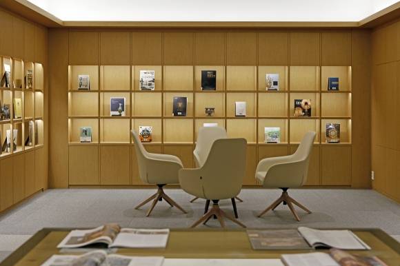 신라천년서고의 북큐레이션 방. 현재는 지난 특별전과 관련된 추천 도서 등을 비치하고 있다.