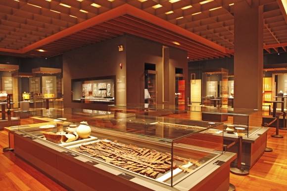 신라역사관의 전시는 기원전 57년에서 기원후 935년에 이르는 신라의 역사를 총망라한다.