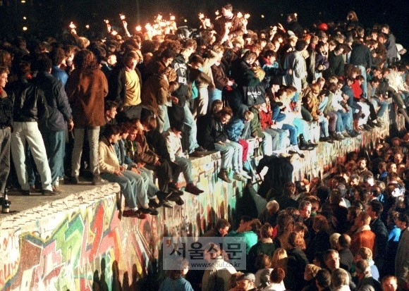 베를린 장벽 위에서 환호하고 있는 독일 젊은이들의 사진이다. 출처 서울신문 아카이브