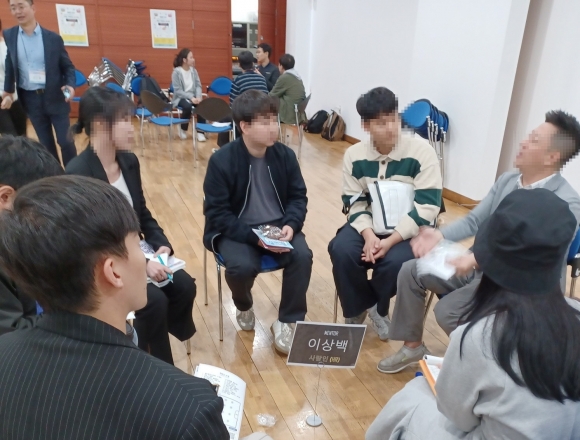지난해 서울 영등포구가 진행한 ‘취업 콘서트’에서 구직 청년들이 소그룹 멘토링을 받고 있는 모습. 영등포구 제공