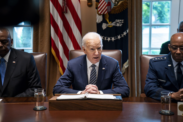 조 바이든 미국 대통령이 15일 미국 워싱턴 DC 백악관 국무회의실에서 합동참모본부 및 전투사령관들과 회의하고 있다. EPA연합뉴스