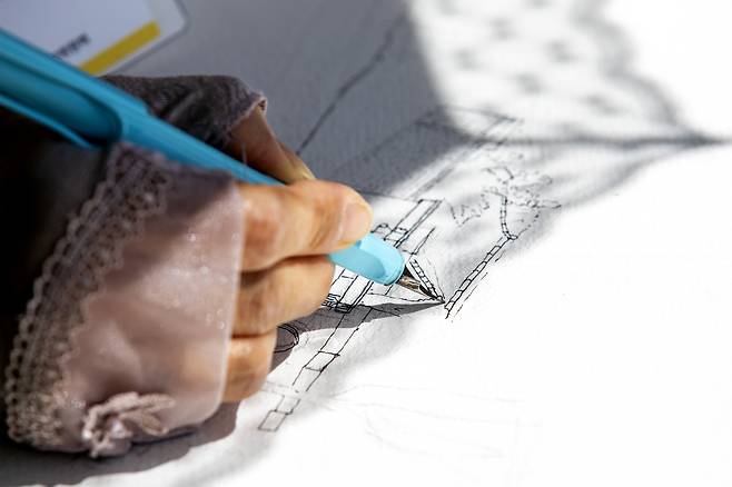 박귀임씨가 ‘고 홍남순 변호사 가옥’을 그리고 있다. ⓒ시사IN 신선영