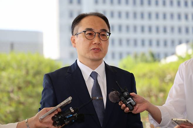 이원석 검찰총장이 5월14일 오전 서울 서초구 대검찰청으로 출근하며 전날 법무부가 단행한 인사에 관해 입장을 밝히고 있다. ⓒ연합뉴스