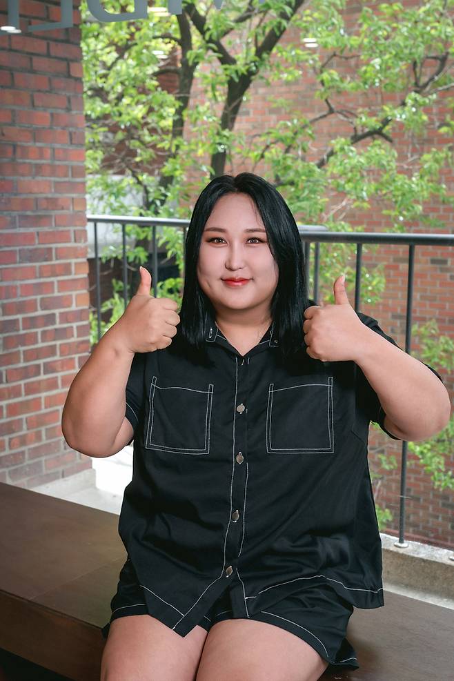 LG유플러스 모바일TV 예능 ‘내편하자 3’ 출연자 풍자가 지난달 26일 서울 성수동의 한 카페에서 열린 프로그램 기자간담회에 참석하기 전 포즈를 취하고 있다. 사진 STUDIO X+U