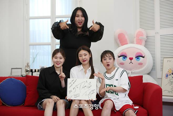 LG유플러스 모바일TV 예능 ‘내편하자 3’ 출연자 풍자(위부터 시계방향), 박나래, 한혜진, 엄지윤이 지난 14일 서울 동대문구 장안동의 한 스튜디오에서 진행된 ‘내편하자 3’ 녹화를 마치고 진행된 ‘스포츠경향’ 19주년 창간 인터뷰에 앞서 포즈를 취하고 있다. 사진 권도현 기자