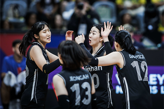 한국 여자배구 대표팀이 17일 2024 VNL 브라질과 경기에서 득점 후 기뻐하고 있다. 국제배구연맹(FIVB) 제공