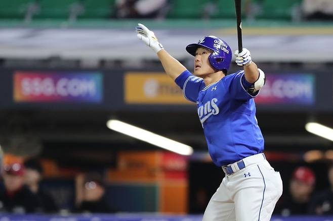 이성규가 지난 16일 인천 SSG전에서 왼쪽 담장을 넘어가는 타구를 바라보고 있다. 삼성 제공