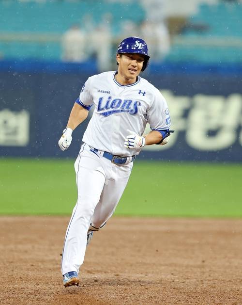 이성규가 지난달 23일 대구 LG전에서 역전 만루홈런을 터트린 뒤 밝은 표정으로 주루하고 있다. 삼성 제공