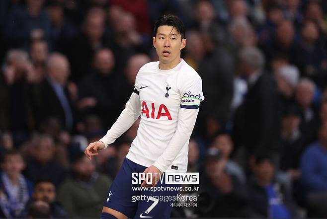 ▲ 손흥민이 최종전에서 도움 1개만 추가하면 2019-20시즌(11골 10도움), 2020-21시즌(17골 10도움)에 이어 프리미어리그에서 개인 통산 3번째 10골-10도움을 달성한다. 프리미어리그 역사를 놓고 봐도 흔한 기록은 아니다. 역대 두 번의 10골-10도움을 작성한 선수는 데니스 베르캄프, 티에리 앙리, 크리스 서턴 등이 있다. 10골-10도움을 3차례 이상 기록한 선수는 5명에 불과하다. 모하메드 살라와 디디에 드로그바가 3차례씩, 에릭 칸토나와 프랭크 램파드가 4차례씩 이 기록을 달성했다. 웨인 루니가 역대 최다 5차례나 한 시즌 10골-10도움을 기록했다.