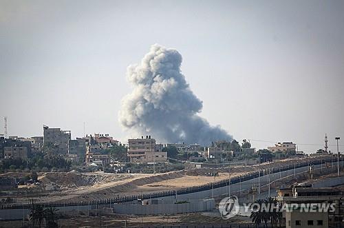 이스라엘의 공격으로라파에서 피어오르는 연기 [AFP 연합뉴스. 재판매 및 DB 금지]