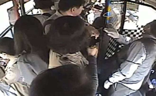 시내버스 안에서 30대 여성이 쓰러지자 승객들이 쳐다보는 모습 [김포소방서 제공. 재판매 및 DB 금지]