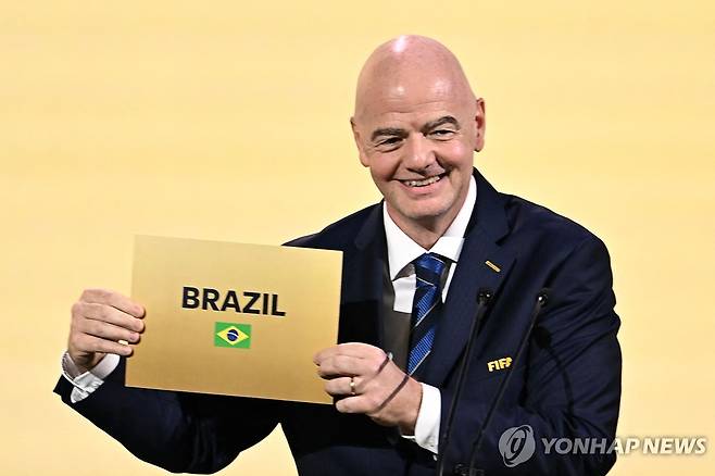 2027 여자 월드컵 개최지를 발표하는 잔니 인판티노 FIFA 회장 [AFP=연합뉴스]