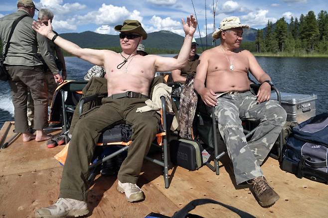 2017년 휴가 당시 블라디미르 푸틴(왼쪽) 러시아 대통령과 세르게이 쇼이구 당시 러시아 국방장관.(사진=AFP·연합뉴스)