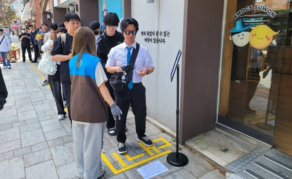 - 직원에게 번호표를 보여준 뒤에 입장 가능하다