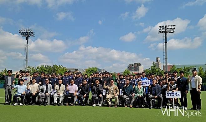 제44회 서울특별시협회장기 하키대회에 참석한 선수단 및 관계자들이 기념촬영한다ⓒMHN스포츠 DB