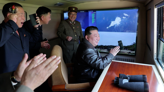 북한 미사일총국은 지난 17일 조선동해상에서 새로운 자치유도항법체계를 도입한 전술탄도미사일 시험사격을 진행했다고 조선중앙TV가 18일 보도했다. 김정은 북한 국무위원장이 무기시험을 참관했다. 〈사진=연합뉴스〉