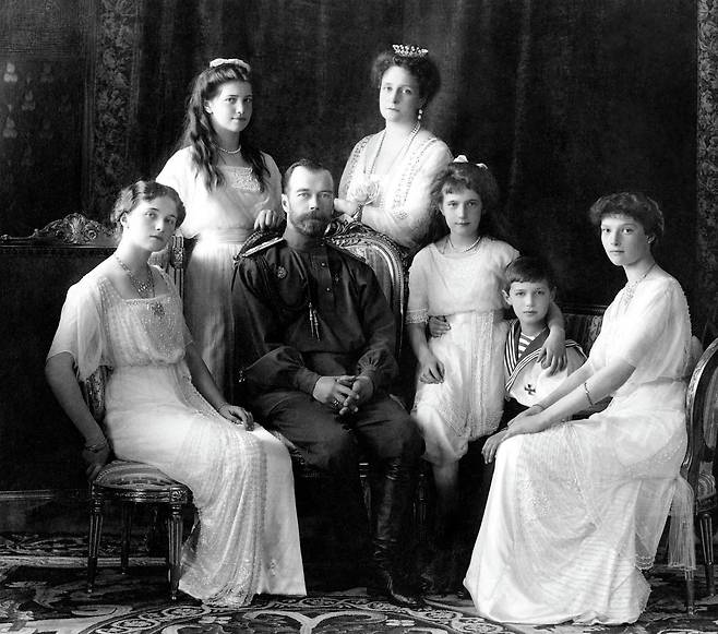 니콜라이 2세 가족사진. (출처: Boasson and Eggler St. Petersburg Nevsky 24., 흑백사진(1913), Wikimedia Commons, Public Domain)