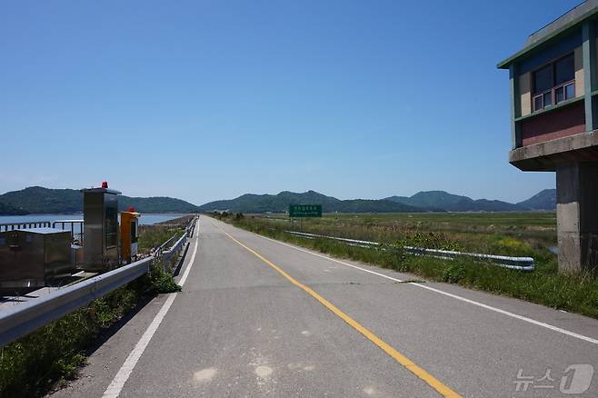 임회면 팽목리와 지산면 마사리 사이의 바다를 막아 간척지를 조성하면서 축조된 팽목방조제길. 2024.5.17./뉴스1 ⓒ News1 조영석 기자