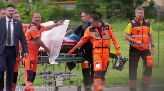 15일(현지시간) 로베르트 피초 슬로바키아 총리가 총격 피습 이후 병원으로 후송되는 모습.[이미지출처=로이터·연합뉴스]