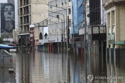 브라질 포르투알레그리 상업 지구에 물이 가득 차 있는 모습 [이미지출처=연합뉴스]