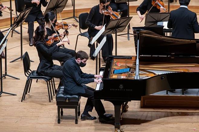 피아니스트 보리스 길트버그는 2011년 12월 서울시향과 베토벤 피아노 협주곡 2번을 협연했다.   [사진 제공= 서울시향]