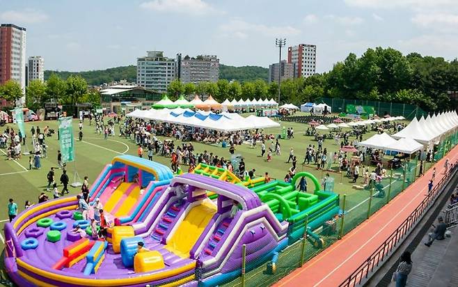 서울 강서구는 18일 우장산 축구장 일대에서 ‘더 즐거운 친환경·더 착한 나눔 축제’라는 주제로 ‘우장산 그린페스타’를 열었다. 사진은 현장 모습. 강서구청 제공.