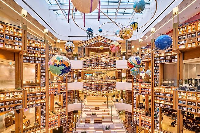 지난 1월 경기 수원의 쇼핑몰에 들어선 '별마당 도서관'. 바닥부터 천장까지 높이 22m 책장이 책으로 가득 차있다. /신세계프라퍼티