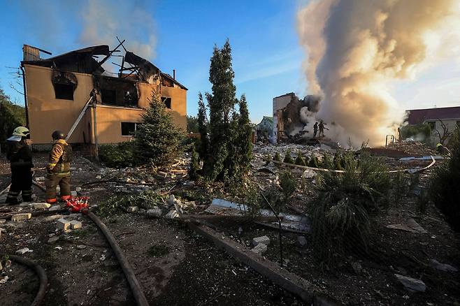 10일 러시아의 미사일 공격을 받아 폐허가 된 우크라이나 하르키우 인근의 한 주택가/로이터 연합뉴스