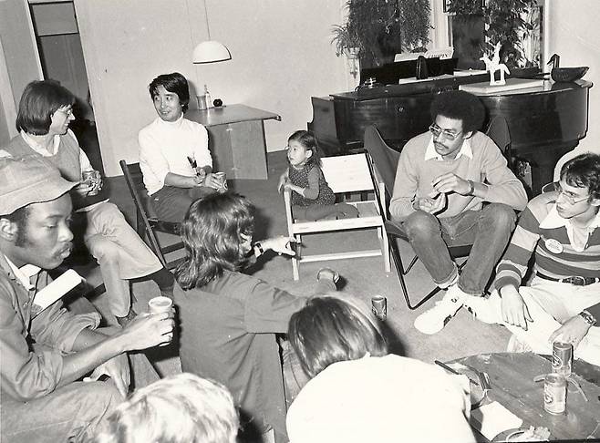 우일연 작가가 자신의 인스타그램에 아버지의 날을 기념해 올린 사진. 그는 "아버지는 MIT 대학원생 파티뿐 아니라 어느 자리든 간에 내가 소속감을 느낄 수 있게 해줬다"고 썼다. /우일연 작가 인스타그램