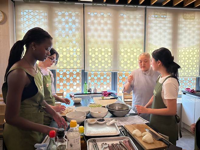 지난 4일 서울 종로구 한국사찰음식문화체험관에서 조계종 'K-템플 푸드' 프로그램에 참여한 외국인들이 한국인과 함께 음식을 만들고 있다.