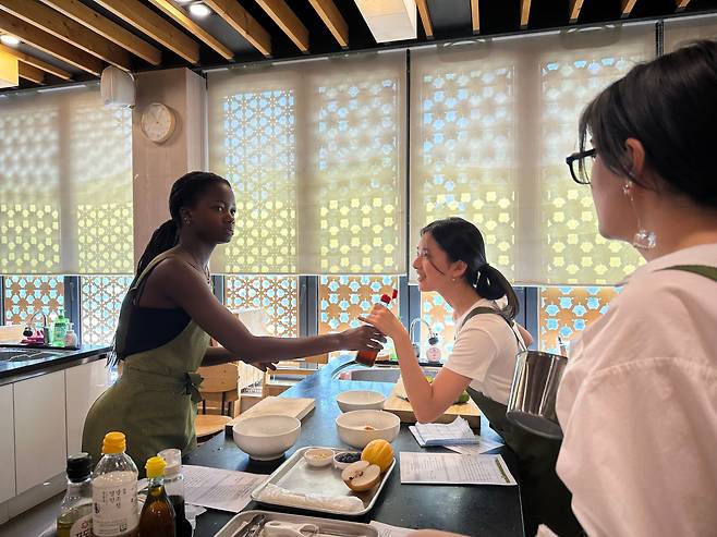 지난 4일 서울 종로구 한국사찰음식문화체험관에서 조계종 'K-템플 푸드' 프로그램에 참여한 외국인들이 한국인과 함께 음식을 만들고 있다.
