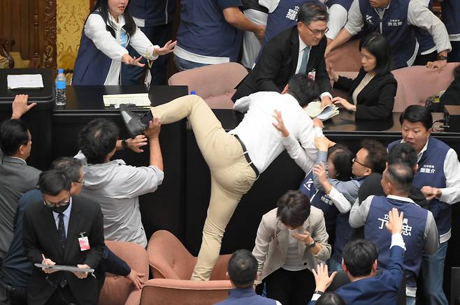 17일 대만 타이베이 입법원(국회)에서 입법원 개혁법안 투표를 앞두고 여당 민진당 의원들과 제1야당 국민당 의원들이 몸싸움을 하고 있다./로이터 연합뉴스