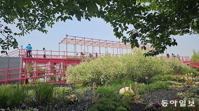 삼성물산 조경브랜드 ‘에버스케이프’의 붉은색 전망대 구조물. 김선미 기자 kimsunmi@donga.com