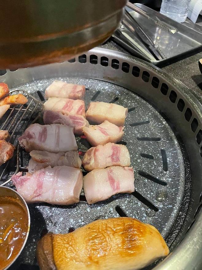 지난1일 논란이 된 비계 삼겹살. 온라인 커뮤니티 ‘보배드림’ 캡처