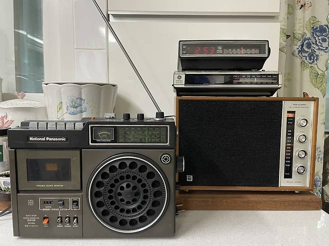 나쇼날 파나소닉이 생산한 라디오카세트 알에프-5310비(왼쪽)와 라디오섁의 에프엠 콘서트마스터(오른쪽). 콘서트마스터 위에 놓여있는 것이 제너럴일렉트릭의 알람 시계 라디오 2대다.