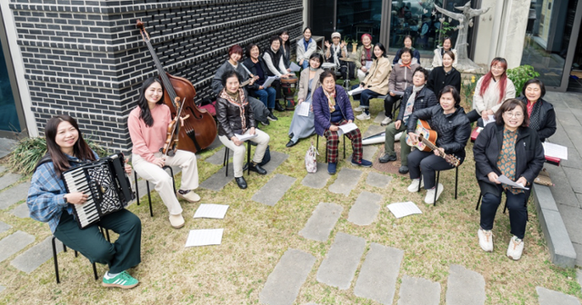 광주에서 음악가로 활동하는 장지혜(38·왼쪽 네 번째)씨와 5·18 단체인 오월어머니집 회원들이 '오월, 기다림' 합창 무대를 연습하기 위해 모여 있다. 장지혜씨 제공