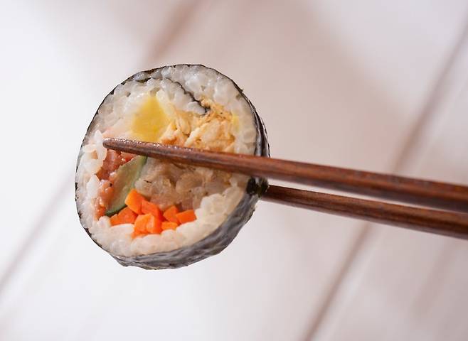 김밥을 다이어트 식품으로 활용하고 싶다면 밥 함량을 줄이는 게 좋다./사진=클립아트코리아