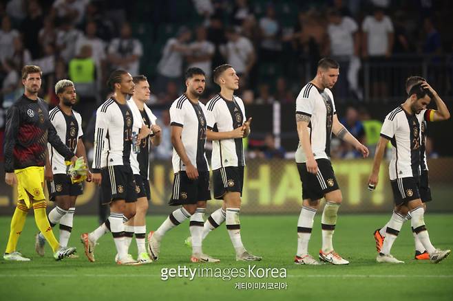 독일 축구대표팀 선수들이 지난해 9월 일본과의 평가전에서 1-4로 대패한 뒤 경기장을 빠져나가고 있다. 사진=게티이미지