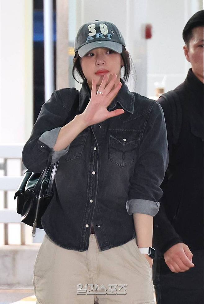 민지 등 그룹 뉴진스 멤버들이 해외 일정으로 미국 LA로 출국하기 위해 4일 오후 인천국제공항 출국장에 도착하고 있다. 인천공항=김민규 기자 mgkim1@edaily.co.kr /2024.03.04/