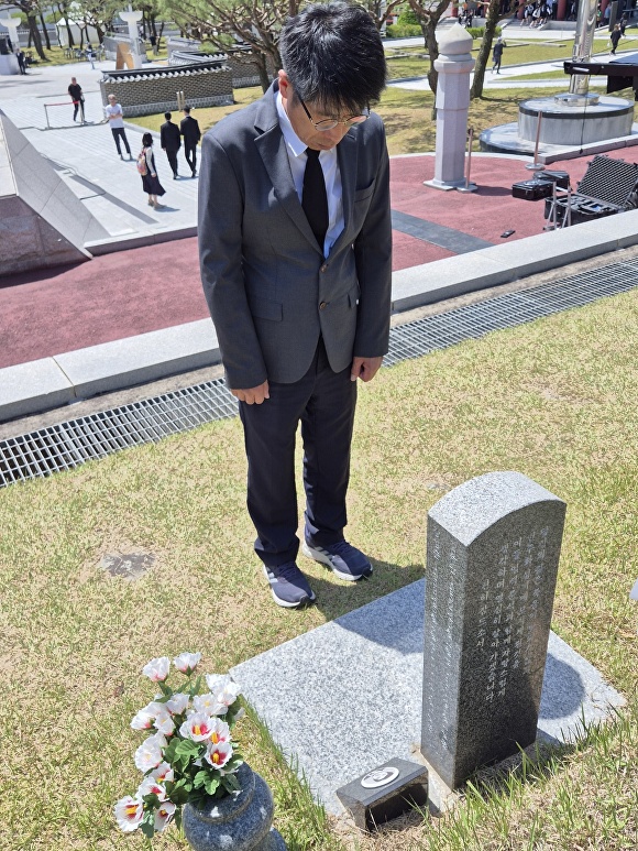 오늘 유승영 의장이 국립 5·18 민주묘지를 방문해 참배하고 있다. [사진=평택시의회]