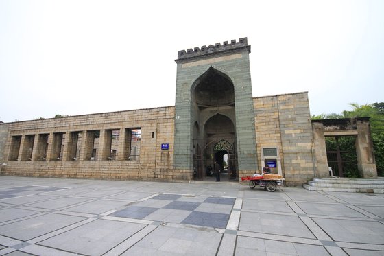 북송 때(1009) 세워진 청정사(??寺)는 중국 최초의 모스크로 남아있다.