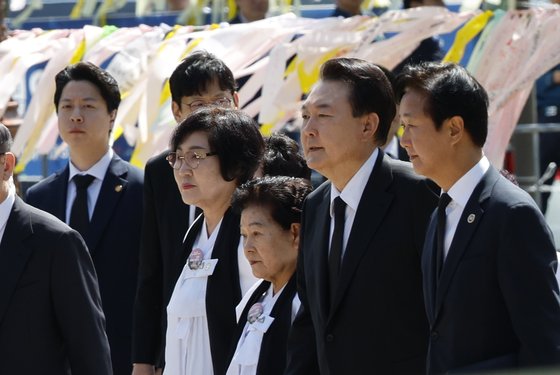 윤석열 대통령이 18일 광주 북구 국립5·18민주묘지에서 열린 5·18민주화운동 제44주년 기념식에 5·18 유가족과 입장하고 있다. 뉴스1