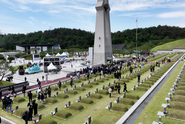 ▲ 5·18 민주화운동 기념일을 하루 앞둔 17일 광주 북구 국립 5·18 민주묘지에 추모객들의 발길이 이어지고 있다. 연합뉴스