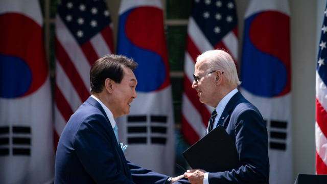 지난해 4월 한미 정상회담 공동 기자회견에서 악수하는 윤석열 대통령(좌)과 바이든 미국 대통령(우). 두 정상은 이때 ‘한국형 확장억제’ 방안을 담은 ‘워싱턴 선언’을 발표했다. (사진=연합뉴스)