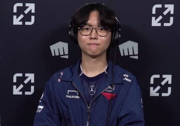 T1 '로치' 김강희 코치가 지난 17일 열린 2024 MSI 브래킷 스테이지 G2 e스포츠와 대결에서 승리 후 한국경제신문과 화상으로 인터뷰를 나누고 있다. /이주현 기자