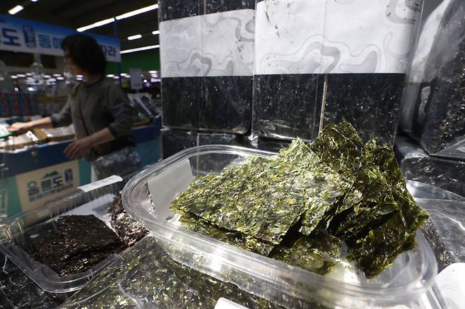 대형마트에 놓여 있는 시식용 김. 시장 점유율 상위권 김 전문업체인 광천김과 대천김, 성경식품은 주요 제품의 대형마트 판매 가격을 10∼30%가량 인상했다. 연합뉴스