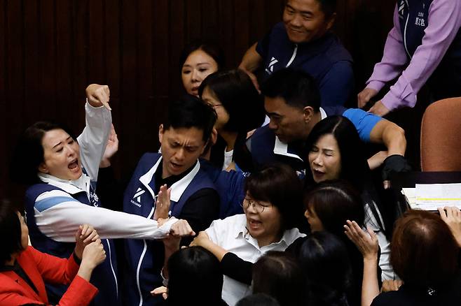17일 대만 타이베이 입법원(국회)에서 입법원 개혁법안 투표를 앞두고 여야 여성 의원들이 격렬한 몸싸움을 벌이고 있다. 연합뉴스