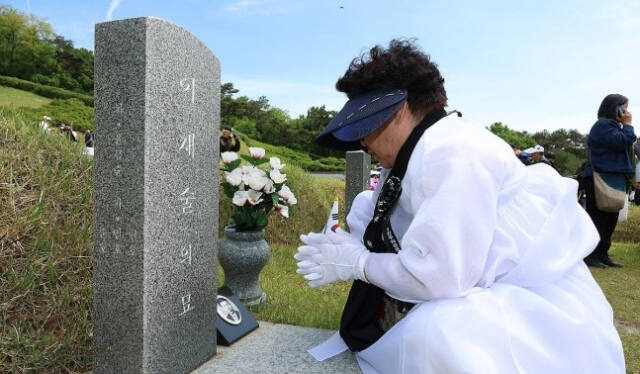 지난 17일 오전 광주 북구 국립 5·18 민주묘지에서 한 유가족이 묘소를 참배하고 있다. 연합뉴스